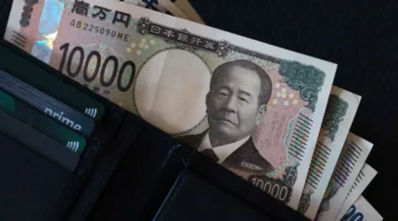 تراجع الين الياباني.. تحركات مرتقبة من طوكيو لدعم العملة أمام الدولار المستمر بالصعود